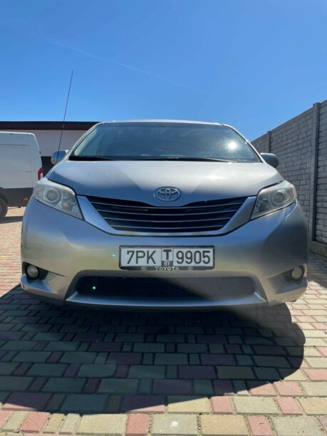 Toyota Sienna III (XL30), 7 мест, 2010 г.