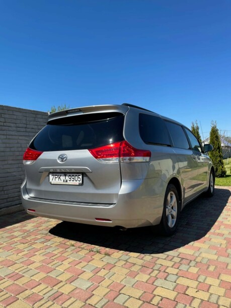 Toyota Sienna III (XL30), 7 мест, 2010 г.