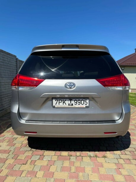 Toyota Sienna III (XL30), 7 мест, 2010 г.