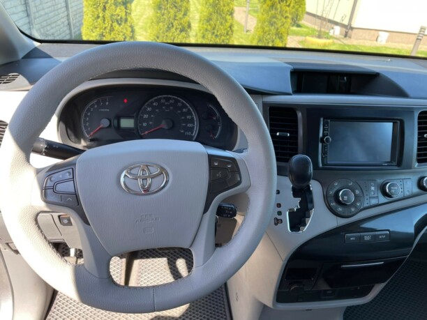 Toyota Sienna III (XL30), 7 мест, 2010 г.
