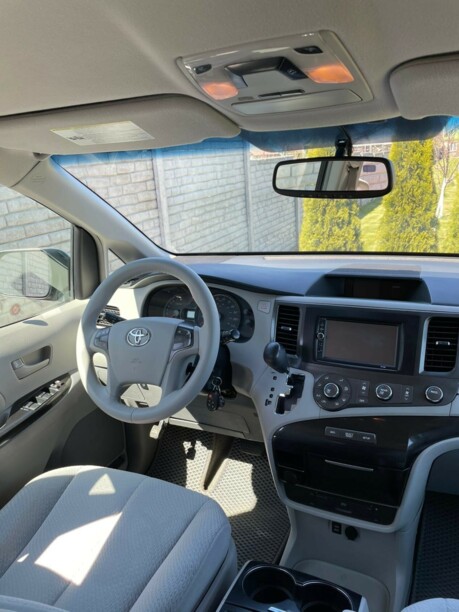 Toyota Sienna III (XL30), 7 мест, 2010 г.