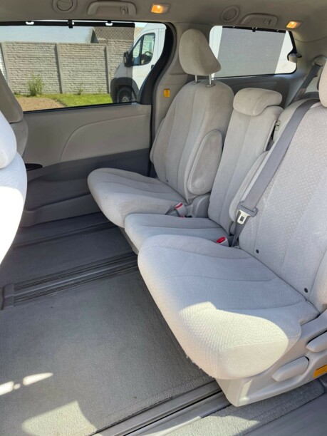 Toyota Sienna III (XL30), 7 мест, 2010 г.