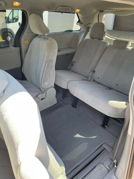 Toyota Sienna III (XL30), 7 мест, 2010 г.