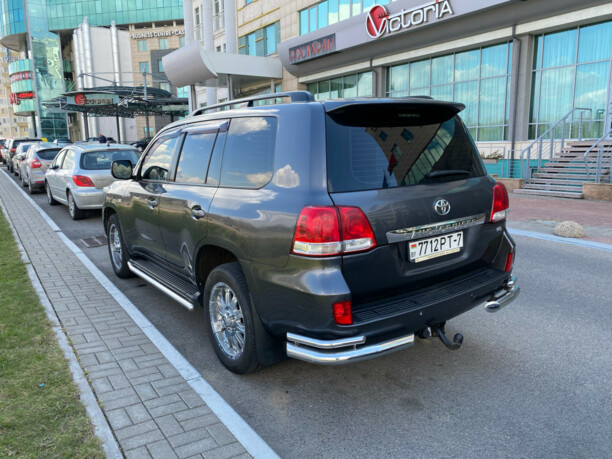 Toyota Land Cruiser J200, 7 мест, 2008 г.