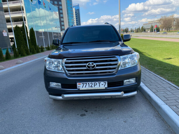 Toyota Land Cruiser J200, 7 мест, 2008 г.