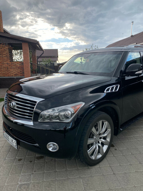 Infiniti QX56 II, 7 мест, 2010 г.
