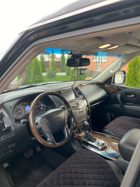 Infiniti QX56 II, 7 мест, 2010 г.