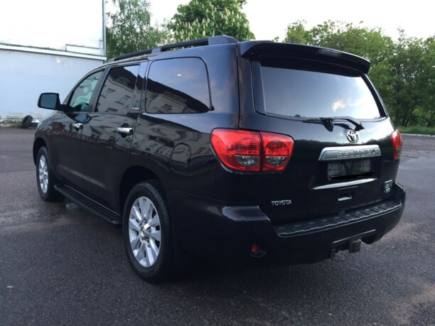 Toyota Sequoia II, 7 мест, 2010 г.
