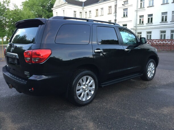 Toyota Sequoia II, 7 мест, 2010 г.