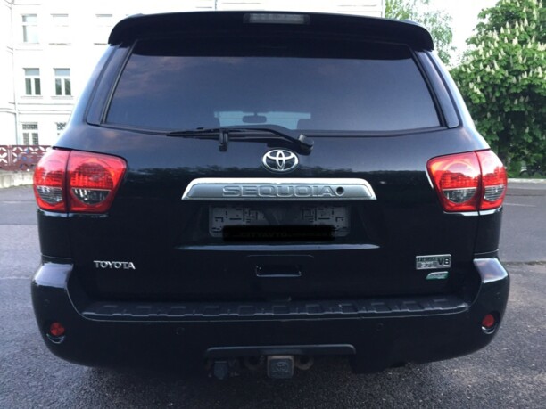 Toyota Sequoia II, 7 мест, 2010 г.