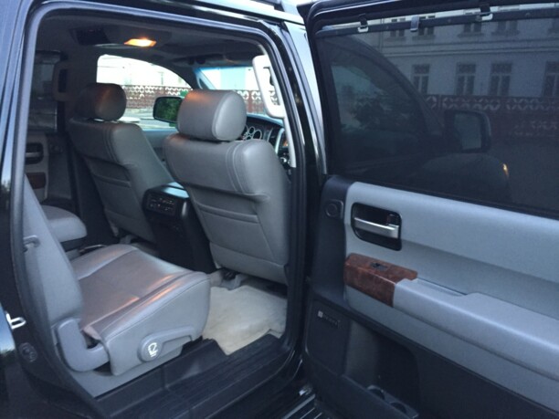 Toyota Sequoia II, 7 мест, 2010 г.