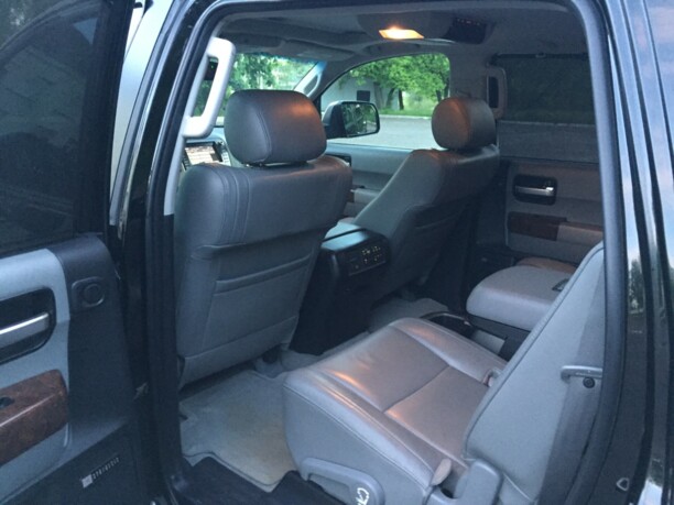 Toyota Sequoia II, 7 мест, 2010 г.