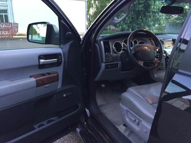 Toyota Sequoia II, 7 мест, 2010 г.