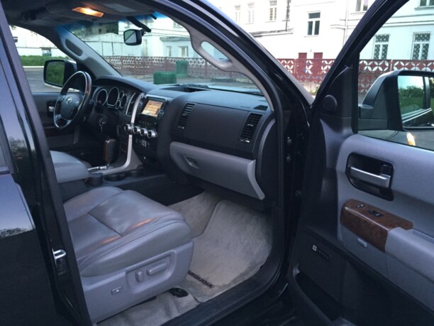 Toyota Sequoia II, 7 мест, 2010 г.