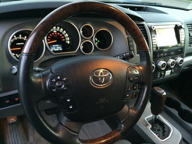 Toyota Sequoia II, 7 мест, 2010 г.