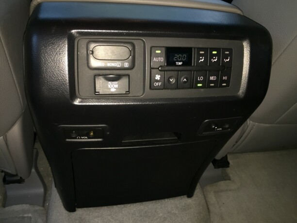 Toyota Sequoia II, 7 мест, 2010 г.