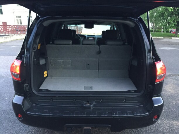 Toyota Sequoia II, 7 мест, 2010 г.