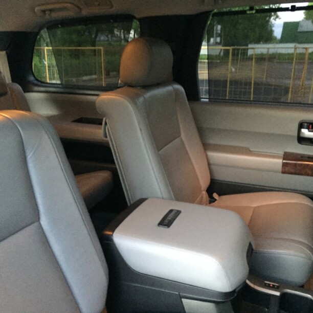 Toyota Sequoia II, 7 мест, 2010 г.