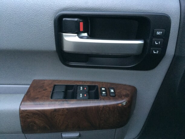 Toyota Sequoia II, 7 мест, 2010 г.