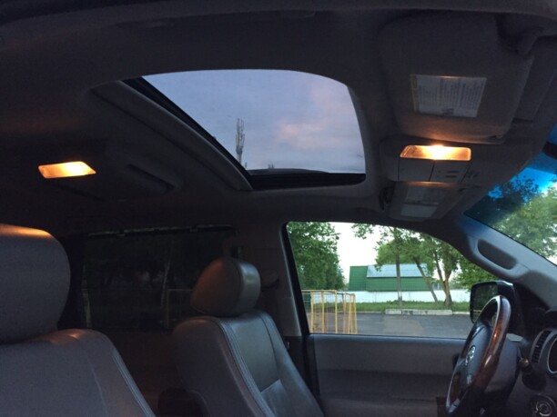 Toyota Sequoia II, 7 мест, 2010 г.