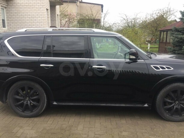 Infiniti QX56 II, 7 мест, 2010 г.
