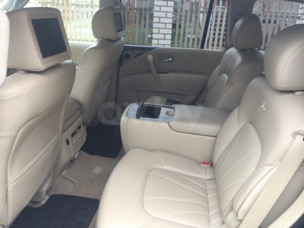 Infiniti QX56 II, 7 мест, 2010 г.