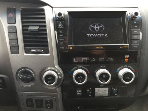 Toyota Sequoia II, 7 мест, 2010 г.