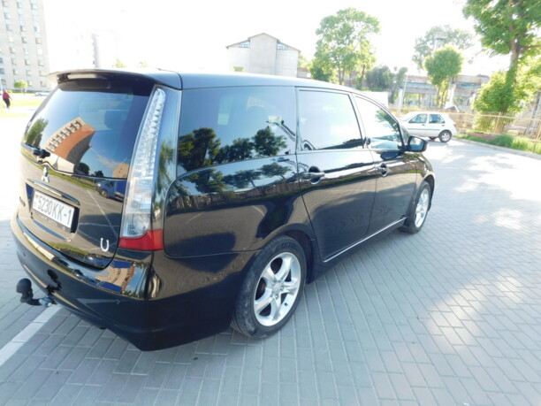 Mitsubishi Grandis, 7 мест, 2007 г.