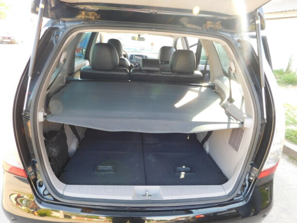 Mitsubishi Grandis, 7 мест, 2007 г.