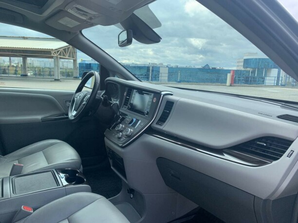 Toyota Sienna III (XL30), 7 мест, 2018 г.