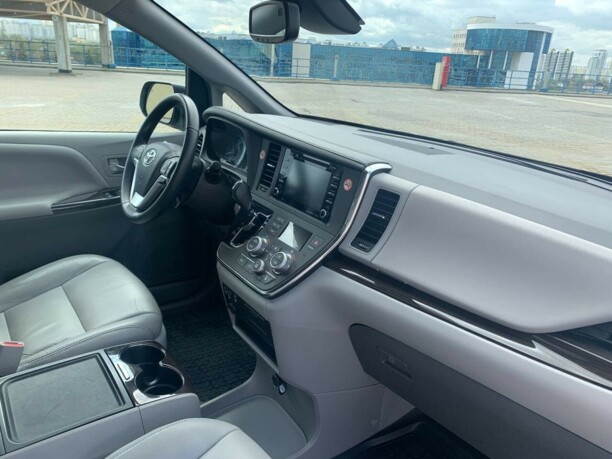 Toyota Sienna III (XL30), 7 мест, 2018 г.