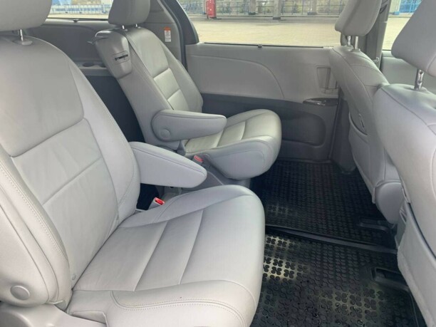 Toyota Sienna III (XL30), 7 мест, 2018 г.