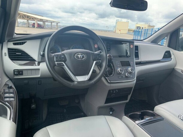 Toyota Sienna III (XL30), 7 мест, 2018 г.