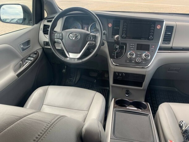 Toyota Sienna III (XL30), 7 мест, 2018 г.