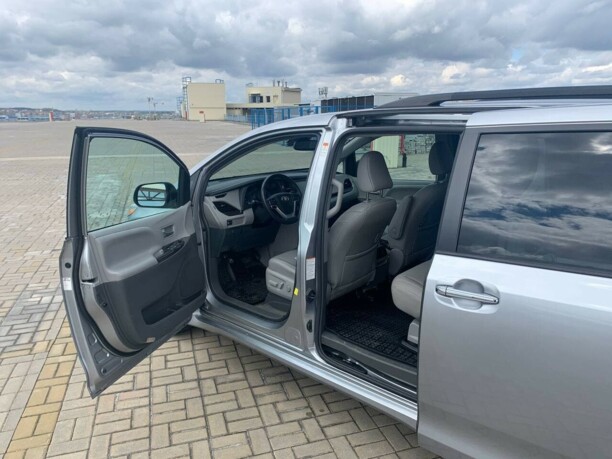 Toyota Sienna III (XL30), 7 мест, 2018 г.