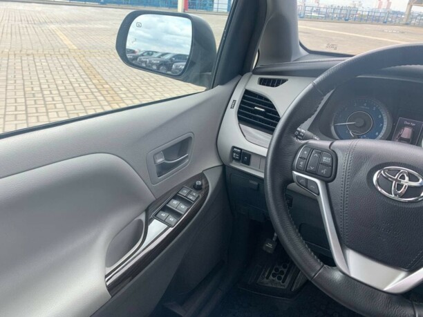 Toyota Sienna III (XL30), 7 мест, 2018 г.