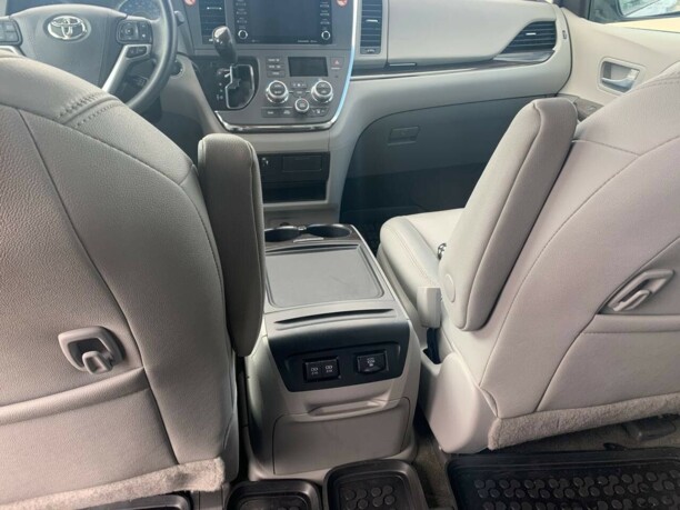 Toyota Sienna III (XL30), 7 мест, 2018 г.