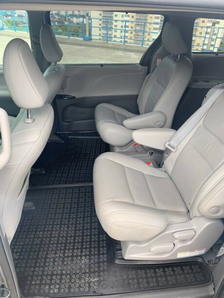 Toyota Sienna III (XL30), 7 мест, 2018 г.