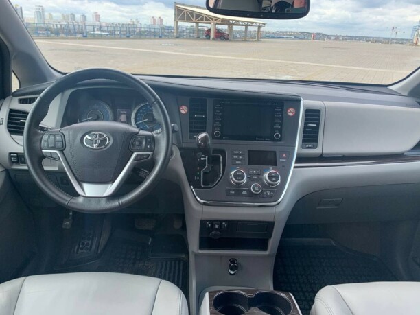 Toyota Sienna III (XL30), 7 мест, 2018 г.