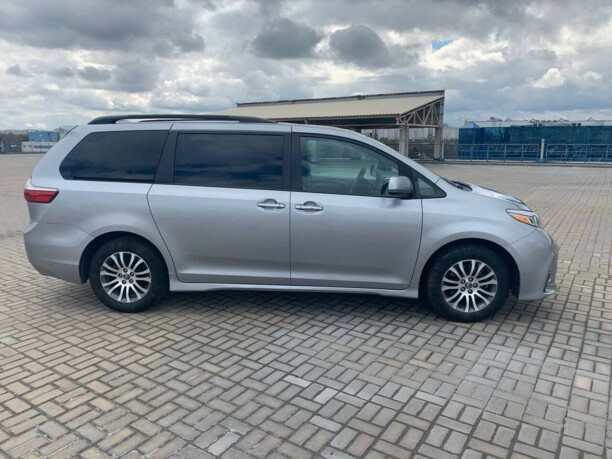Toyota Sienna III (XL30), 7 мест, 2018 г.