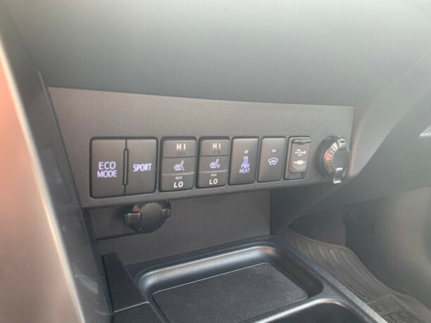 Toyota RAV4 IV (XA40) · Рестайлинг, 5 мест, 2017 г.