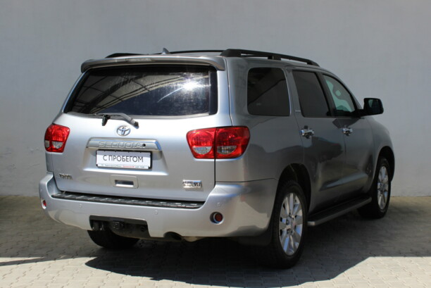 Toyota Sequoia II, 7 мест, 2010 г.
