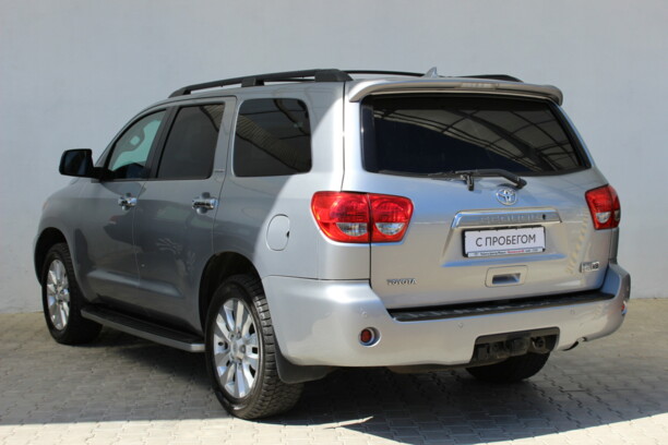Toyota Sequoia II, 7 мест, 2010 г.