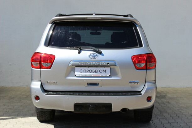 Toyota Sequoia II, 7 мест, 2010 г.