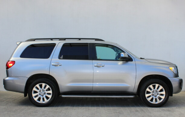 Toyota Sequoia II, 7 мест, 2010 г.