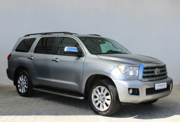 Toyota Sequoia II, 7 мест, 2010 г.
