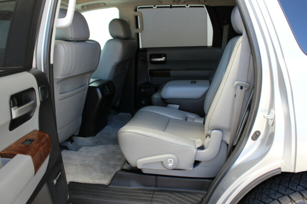 Toyota Sequoia II, 7 мест, 2010 г.