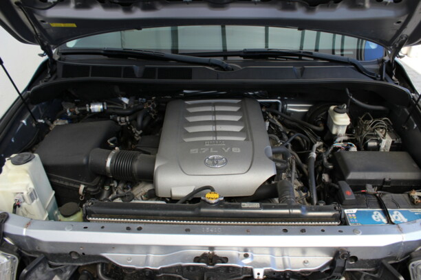 Toyota Sequoia II, 7 мест, 2010 г.