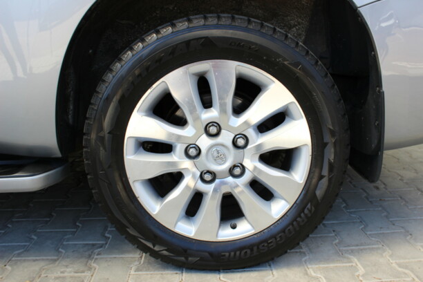 Toyota Sequoia II, 7 мест, 2010 г.