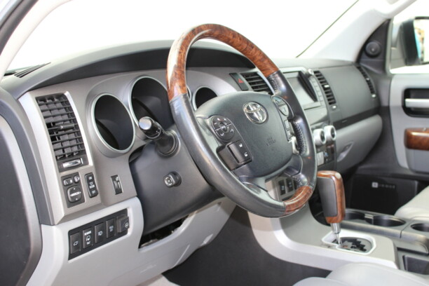 Toyota Sequoia II, 7 мест, 2010 г.